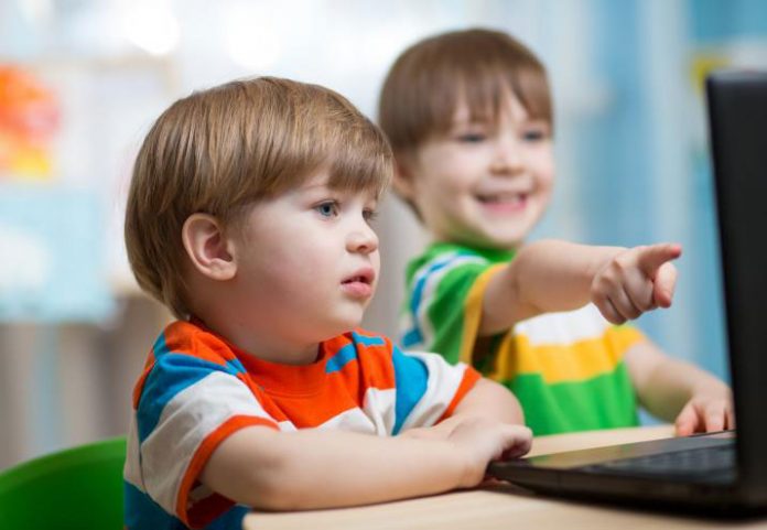 Jak uczyć dziecko korzystania z komputera?