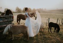 Postaw na klasykę! Proste suknie ślubne