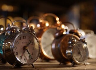 Jak zrobić antyczne lustro?