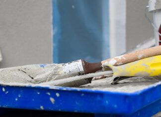 Czy można pomalować lakierowane drewno?