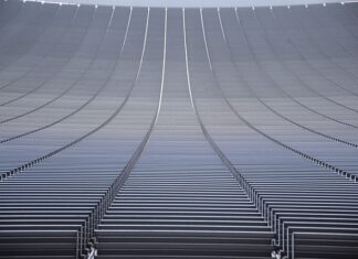 Dlaczego odbijamy się w lustrze?