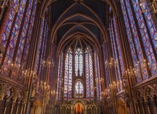 Jak wybrać żyrandol do salonu?