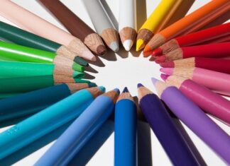 Czy lakierowane drewno ciemnieje?