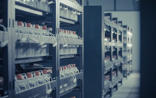 Czy można ładować akumulator przez całą noc? Czy można ładować akumulator przez całą noc?