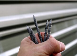 Czy mocować szafę do ściany?