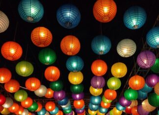 Jak ustawić lampiony w salonie?