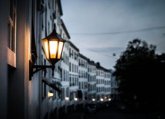 Co włożyć do latarni?