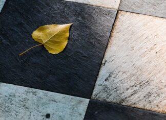 Czy układać płytki pod szafkami w kuchni?