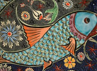 Czym wypełnić szczelinę między płytkami a sufitem?