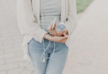 Kardigany damskie i spodnie jeansowe damskie – duet idealny w codziennych i eleganckich stylizacjach Kardigan