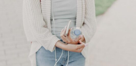 Kardigany damskie i spodnie jeansowe damskie – duet idealny w codziennych i eleganckich stylizacjach Kardigan