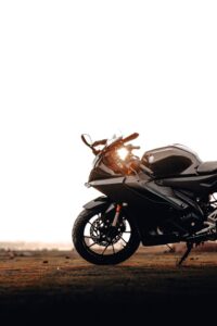 pexels-creativecrew-436470052-38084650 Jak wybrać idealną torbę na udo na motocykl